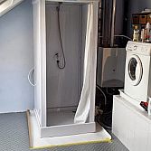 Huur een douche verhuurt en installeert douchecabines die eenvoudig bij u thuis geplaatst kunnen worden.