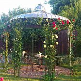 Prielen rozenbogen en tuinmeubelen